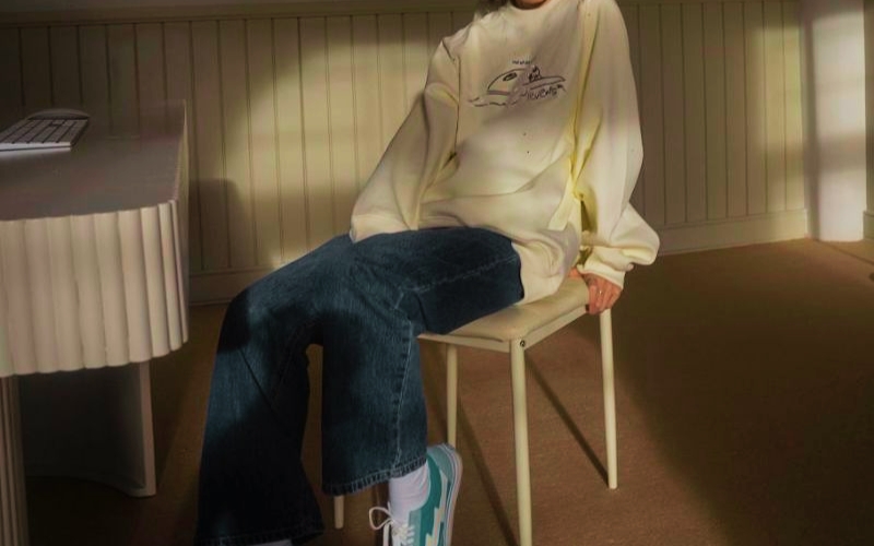 sweater phối với quần jeans ống rộng