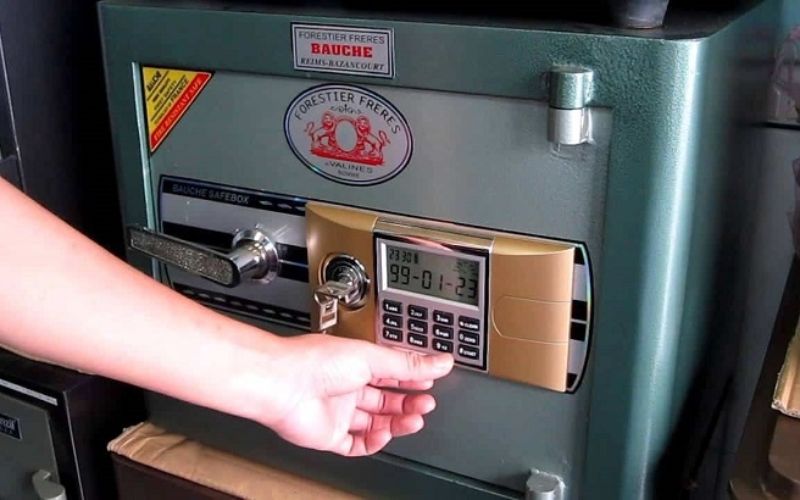 két sắt điện tử là gì