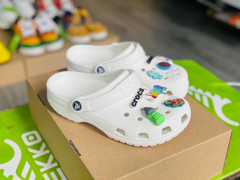 Order dép Crocs trên sàn TMĐT Trung Quốc