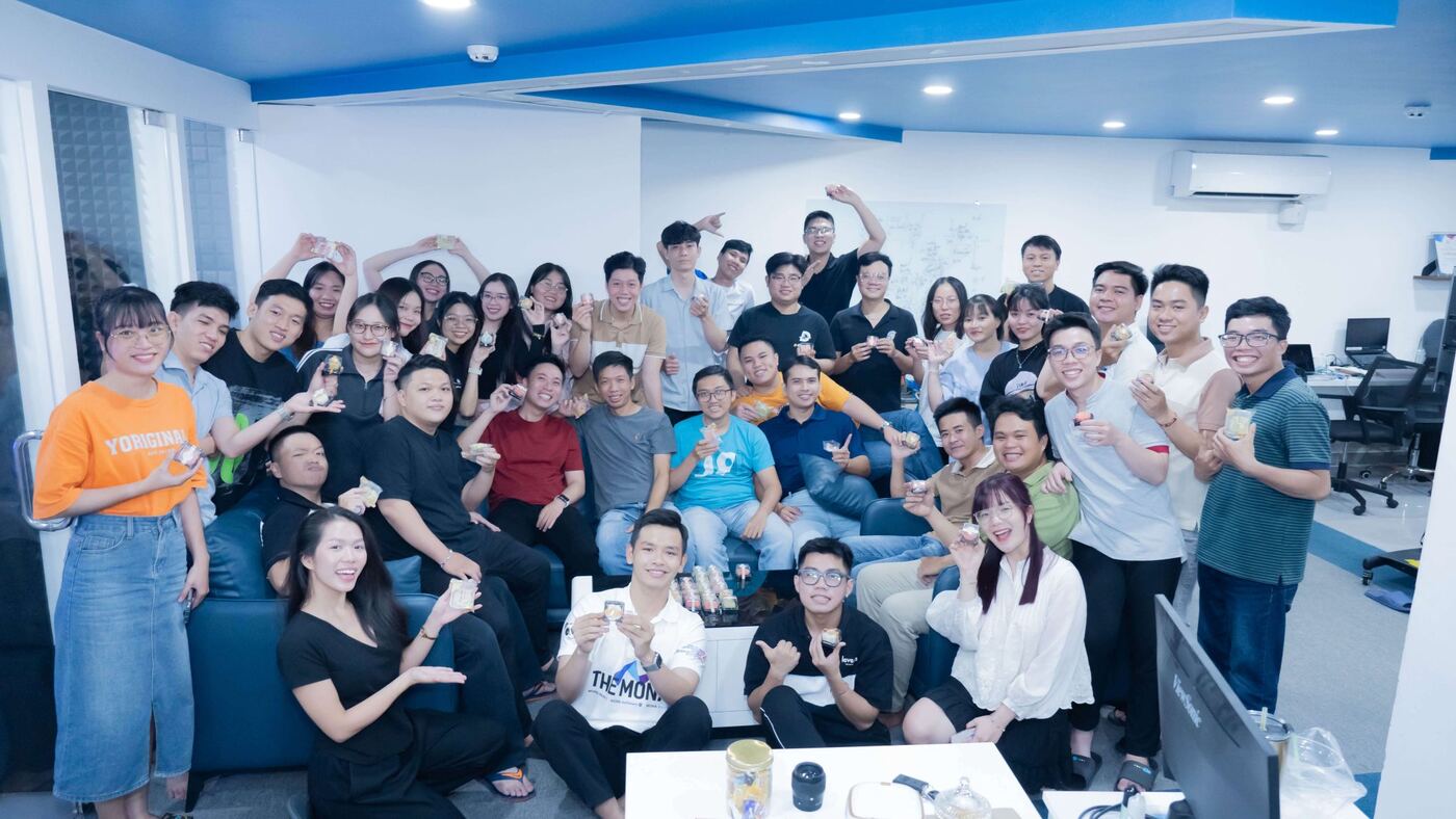 Nhân viên MONA tụ họp chúc mừng đồng nghiệp trong văn phòng công ty